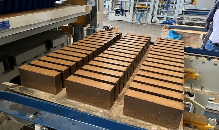 เครื่องทำอิฐอัตโนมัติ ZN1500 ช่วยให้ลูกค้าชาวจีนตะวันออกในการใช้ทรัพยากรตะกอน